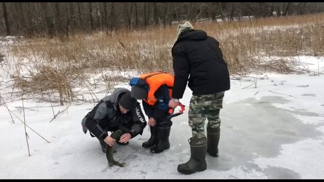Берите детей на рыбалку и будет клёв! Бешеный клёв щуки! Рыбалка на жерлицы и поставушки! Зима 2023 смотреть онлайн