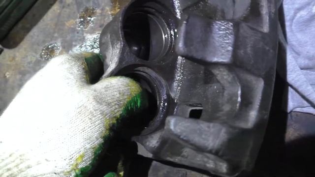 nissan elgrand E50 VG33e. Не держится пыльник суппорта. смотреть онлайн