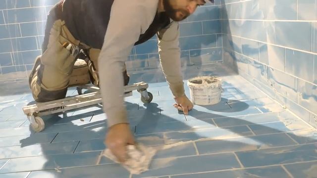 Затираем полы, сиденье плиточника рулит!) смотреть онлайн
