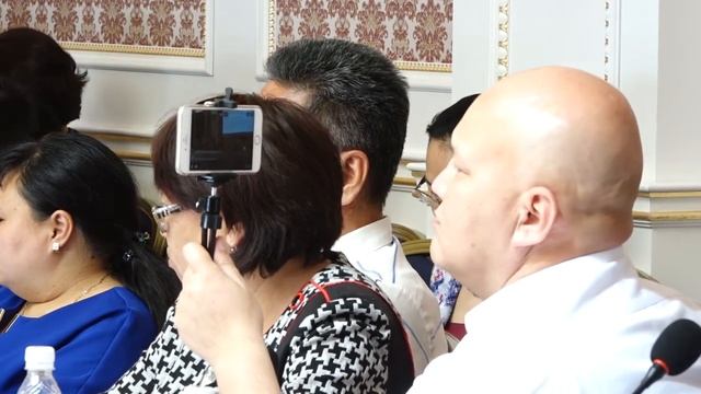 Роза Отунбаева: Нужно очистить от скверны аппарата президента и правительство смотреть онлайн