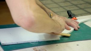 Как вырезать круглое отверстие в пластике.