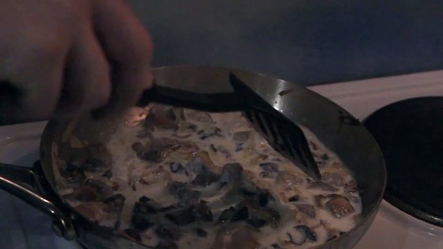 Большой бургер с сливочно-грибным соусом