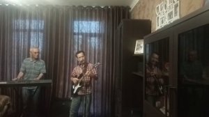 "Стучат колёса где то"