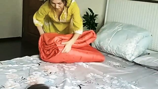 ЛАЙФХАК, КАК компактно сложить одеяло, ПРЕВРАТИВ его в подушку.