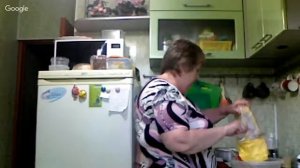 Готовим курицу с картошкой, салат с помидорами и блины...