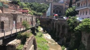 Tbilisi Georgia, район серных бань. На фоне песня - «Беловежская пуща» , грузинское многоголосие