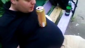 Мужик хотел попить пиво из банки без рук!)