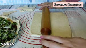 Пирог с щавелем из слоеного дрожжевого теста