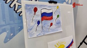 В День российского флага открылась выставка юных художников.