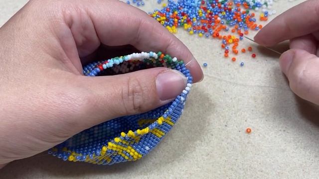 Новогодний шар из бисера | Часть 7 || Совместное плетение смотреть онлайн