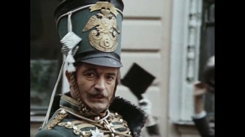 Служил честно. Поэтому в генералы не вышел. Сделал истинную для военного карьеру.