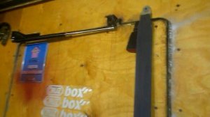 доводчик из газового упора автомобиля