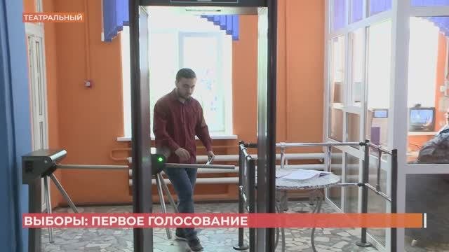 В Ростове избирателям, голосующим впервые, дарили символические подарки