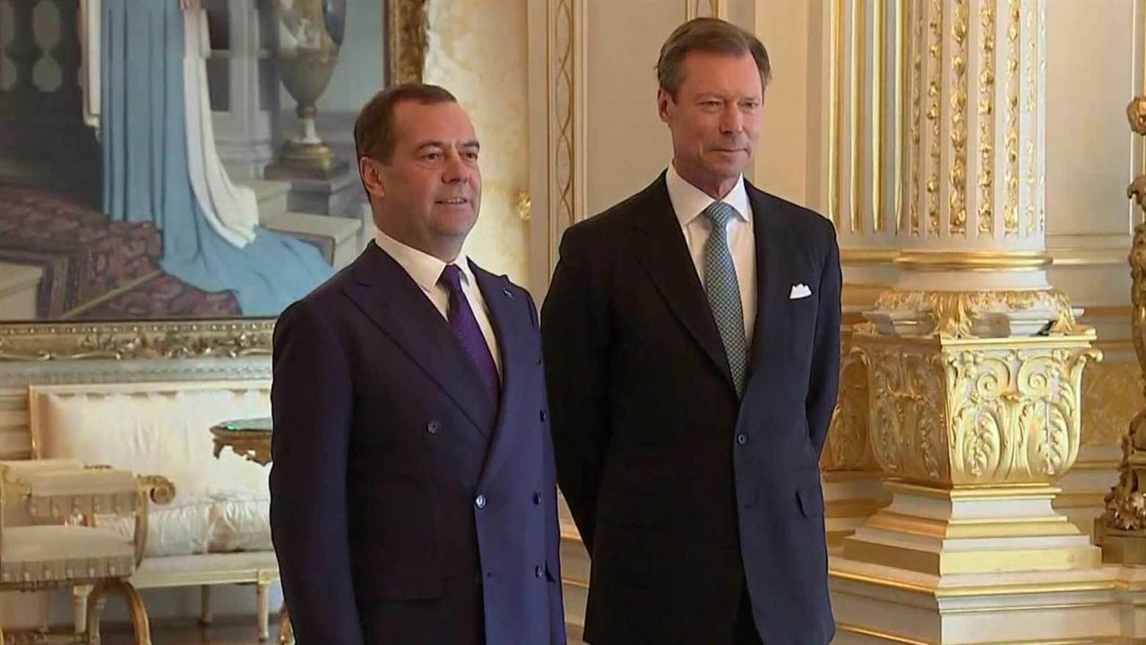 великие медведевы. дмитрий анатольевич медведев президент. андрей школьников фото. медведев великий новгород. медведев великий суд.