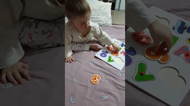 Демьяну 1 год и 8 месяцев! Учим цыфры! смотреть онлайн