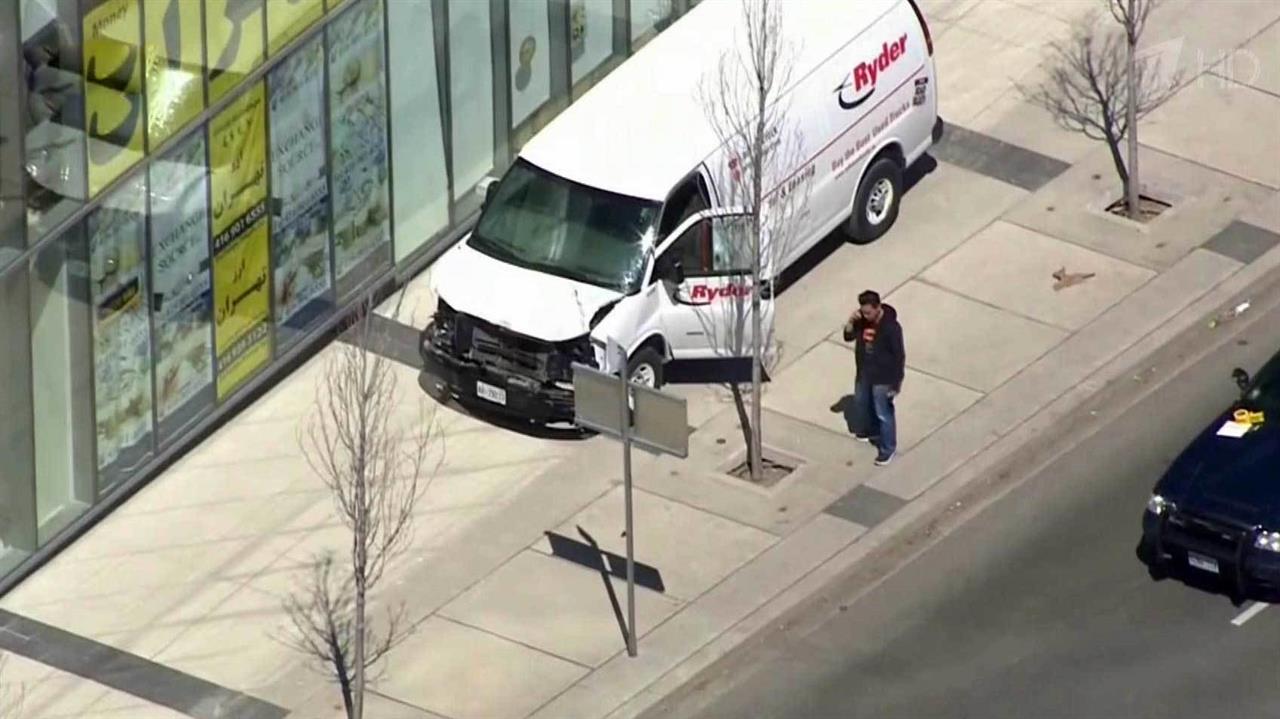 В Торонто 10 человек погибли и 15 получили ранения в результате наезда грузовика на пешеходов