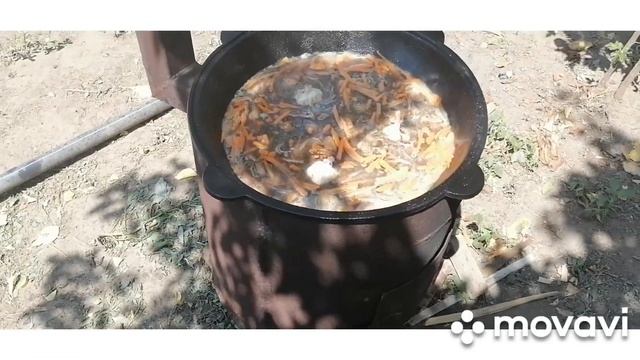Плов в казане на костре.