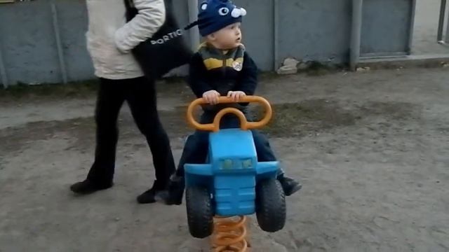 Малыш Лев маленький автогонщик хит просмотров Lion King Baby Leo swinging by car смотреть онлайн