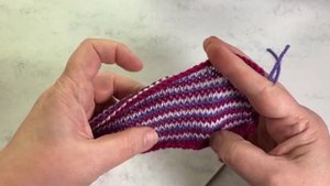 Цветное вязание для начинающих - полоска в 1 ряд из нечетного количества пряжи / 3 colors stripes.