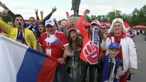 Болельщики продолжают прибывать в Лужники на матч-... Чемпионата мира по футболу FIFA 2018 в России™