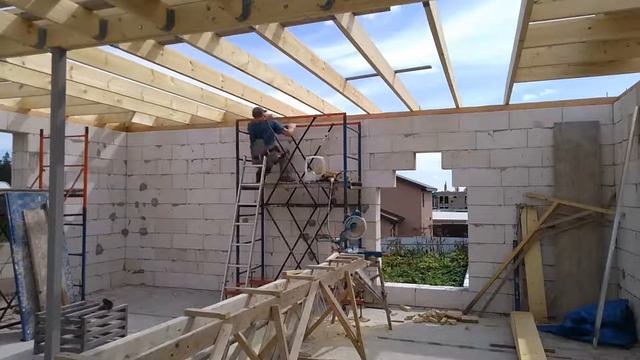 Лаги перекрытия по клееной балке. Коньковый прогон. Строительство дома из газоблока в одиночку смотреть онлайн