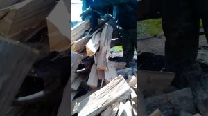 Мой гидравлический дровокол в работе.