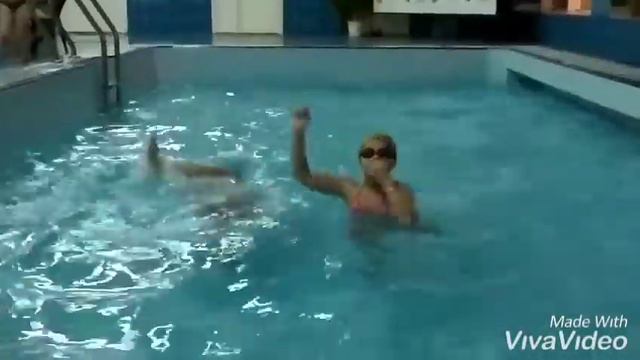 Мы в бассейне | Плаваем и в бальшом и в маленьком | Моя сестра Алина смотреть онлайн