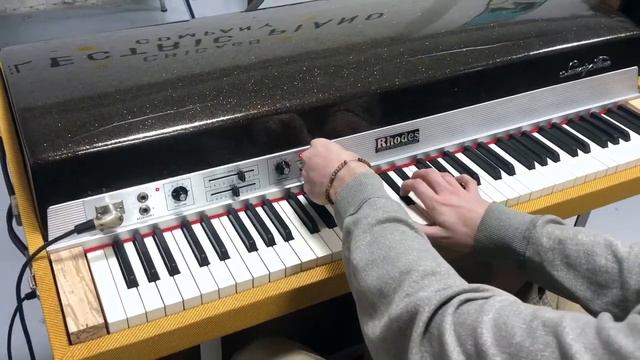 1979 Rhodes Suitcase Tremolo Improv смотреть онлайн