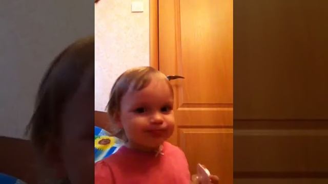 Моя маленькая актриса играет на камеру.MOV
