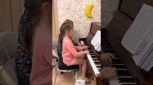У оленя дом большой. Пианино