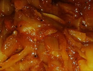 Тушёная капуста с тушёнкой.
