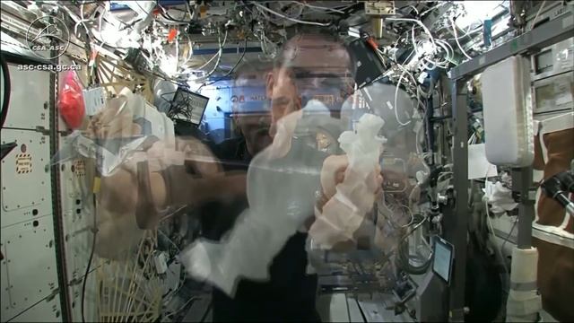 Выжимаем полотенце в космосе смотреть онлайн