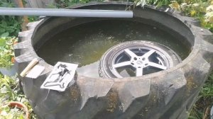 Спускает колесо-ищем прокол и заклеиваем безкамерную  покрышку на Рено-Дастер! ??