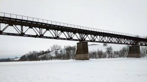 Зимняя рыбалка на реке Чепца. Поиски рыбы продолжаются.