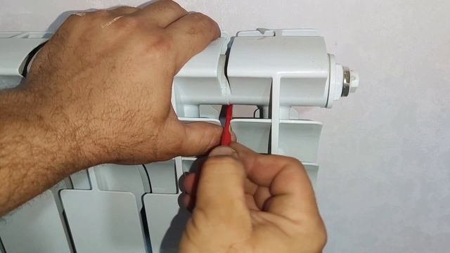 Как же я сразу не догадался! ?♂️ Как быстро найти зашпаклеваные отверстия под крепления радиаторов