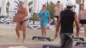 мужик в турции танцует
