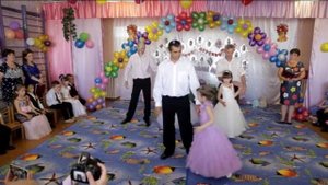 Танец пап с дочками на выпускном
