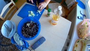 Самая лучшая закуска. Соленые ченые грузди. Подаем к столу.