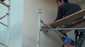 Нанесение камешковой декоративной штукатурки на фасад утеплённого пенопластом дома