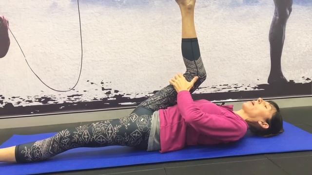 Lower Back Stretches for Back Relief (MORNING BED ROUTINE) смотреть онлайн