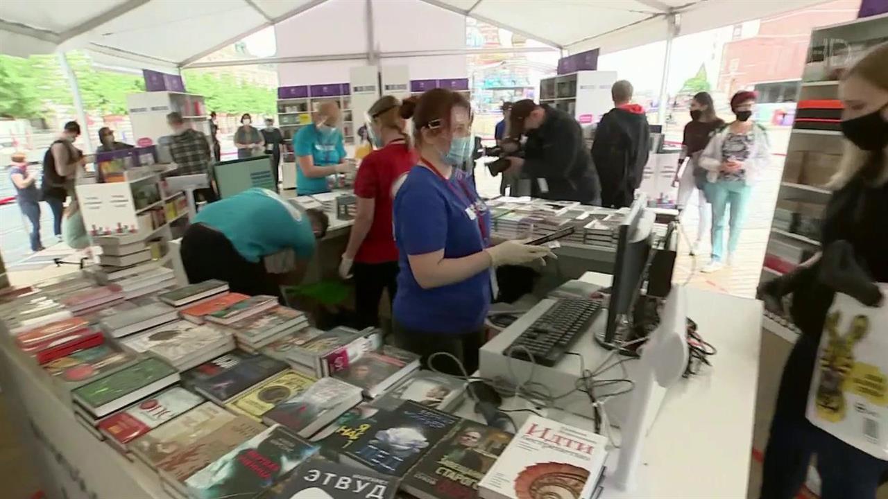 С соблюдением всех необходимых мер безопасности в ...ве открылся книжный фестиваль "Красная площадь"