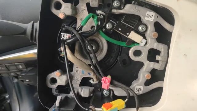 Toyota Prius 2016 to 2022 Замена руля снятие подушки безопасности steering wheel/airbag removal смотреть онлайн