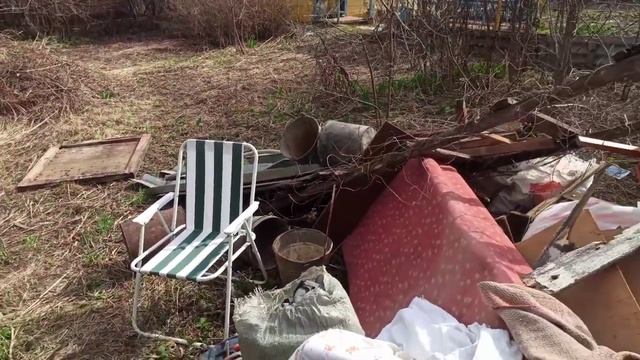 ? ДАЧНЫЙ ВЛОГ: РАСХЛАМЛЕНИЕ ДОМИКА И УЧАСТКА / НОВАЯ КАЧЕЛЬ / ПЕРВЫЕ ПОСАДКИ НА УЧАСТКЕ
