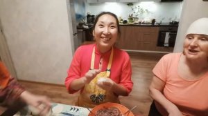 Учим бабушек лепить китайские пельмени