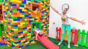 Влад и Никита строят трехэтажный дом из цветных блоков