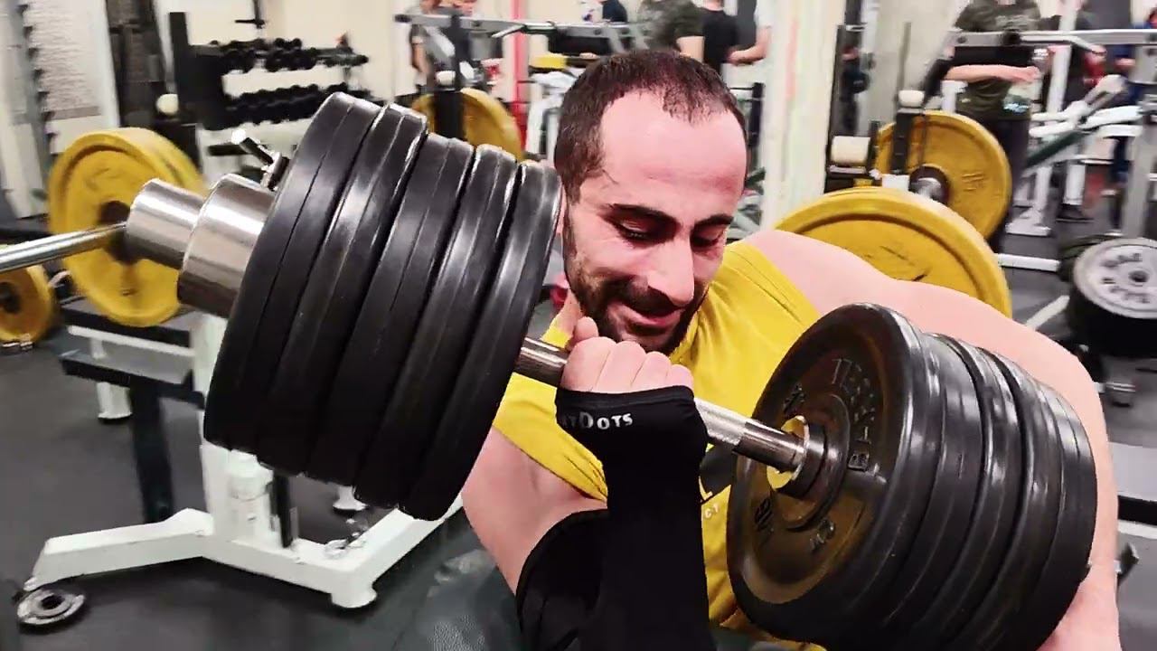 Сароян Размик тренируется в рукавах SportDots смотреть онлайн