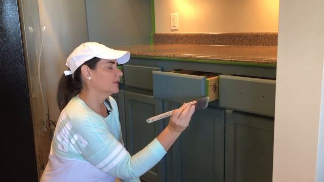 How to Paint Kitchen Cabinets with a DIY Hack to Save Time and Money! смотреть онлайн