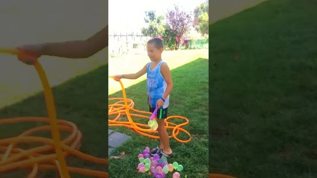 ВОДЯНЫЕ БОМБОЧКИ ??? Games with Water Bombs / ПРАНКИ НАД СЕСТРОЙ #shorts смотреть онлайн