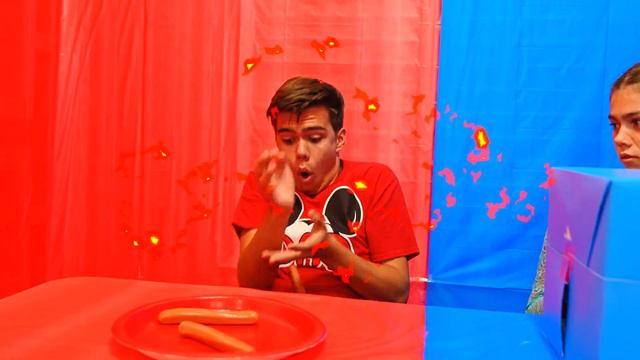 Холодное VS Горячее! СЕСТРА Против БРАТА! Челлендж 24 часа смотреть онлайн