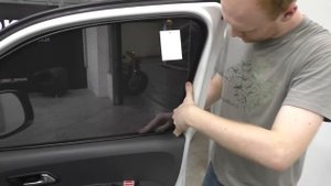 Установка шторок Трокот на переднюю дверь Амарок